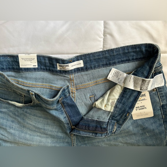 NWT Women’s size 12 Signature Gold by Levi Strauss shorts - Picture 3 of 3